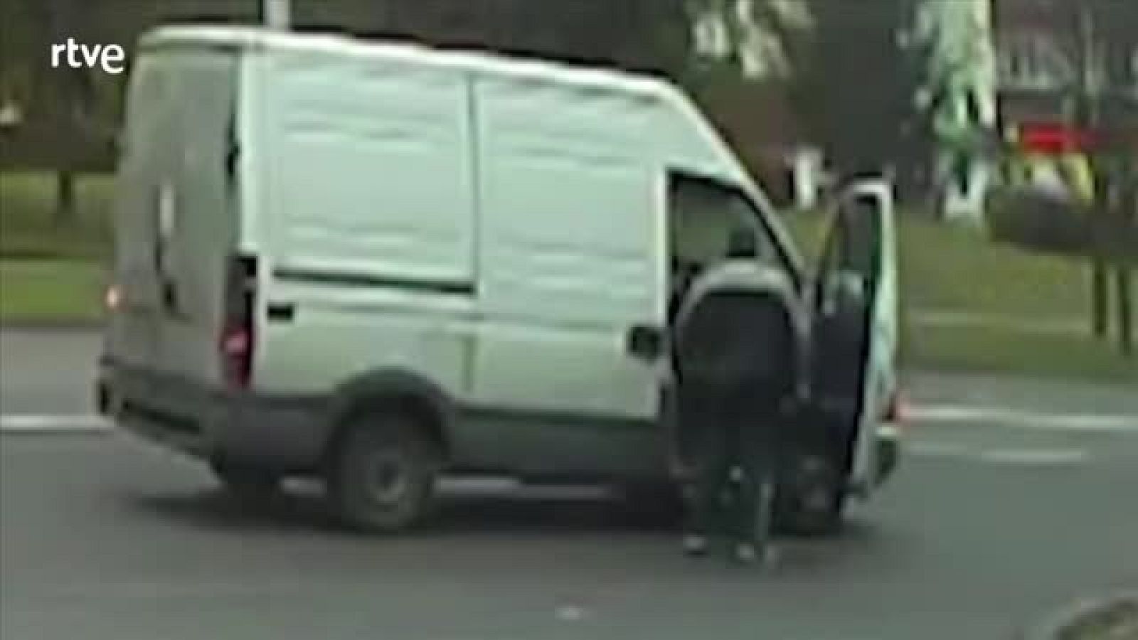 TVemos- Un hombre cae de una furgoneta en marcha