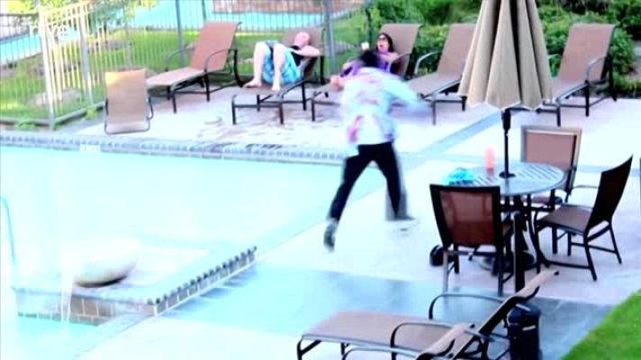 Tvemos - Un zombi la lía parda en la piscina