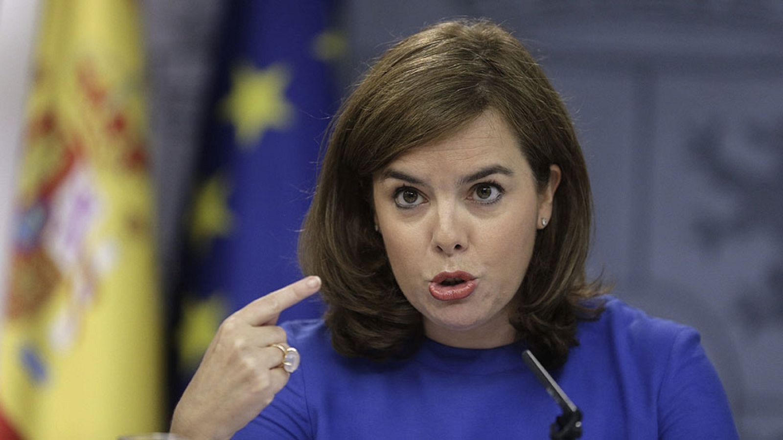 El Gobierno pide a Colau cumplir la ley y se ofrece a enviarle un retrato de Felipe VI - Informativo 24h | Ver