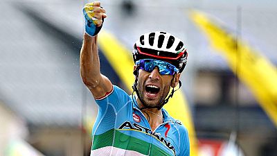 El italiano Vincenzo Nibali logr� hoy el triunfo en la decimonovena etapa el Tour por lo que se mete en la lucha por el podium de Par�s, mientras que el colombiano Nairo Qintana super� en medio minuto al maillot amarillo, el brit�nico Chris Froome.