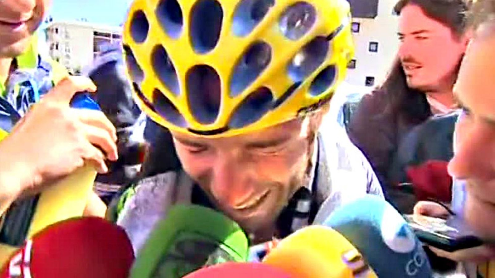 Alejandro Valverde (Movistar) se emocionó nada más cruzar la meta del Alpe D'Huez y con el tercer puesto en el Tpur de Francia asegurado dijo que es lo que ha "perseguido" toda su vida. "Esto es muy grande, lo que he perseguido toda mi vida. He sufri