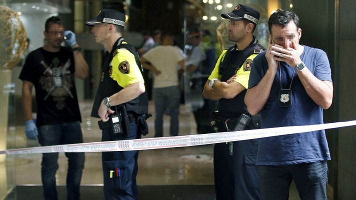 Telediario 1 - Dos heridos en un tiroteo junto a la Rambla de Barcelona
