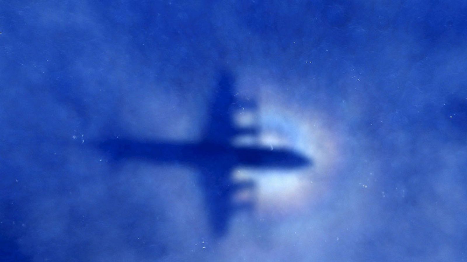 Las autoridades malayas investigan si los restos del fuselaje de un avión encontrados son los del vuelo MH370