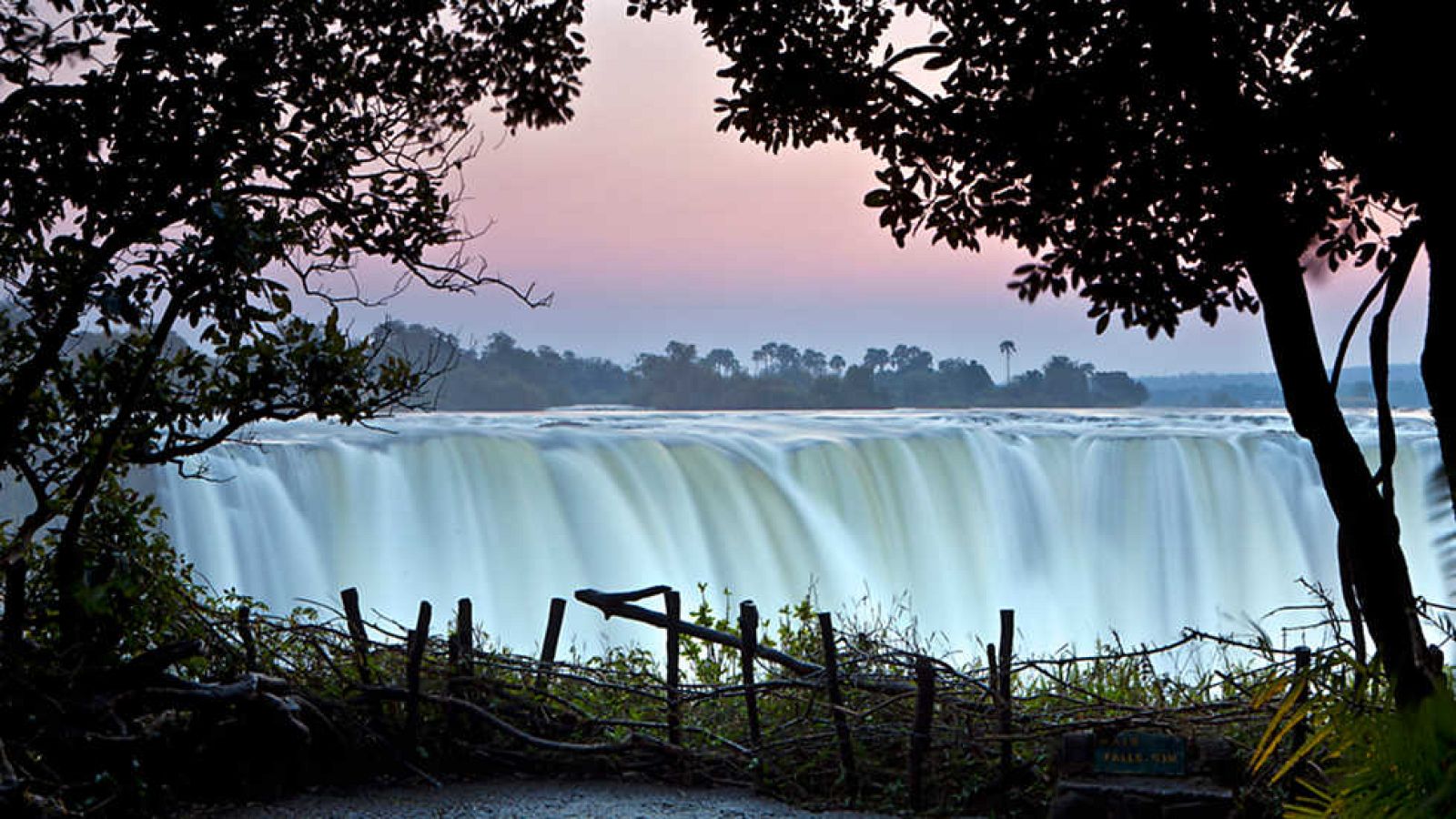 Grandes documentales - Un mundo aparte: El hombre entre las bestias - ver ahora