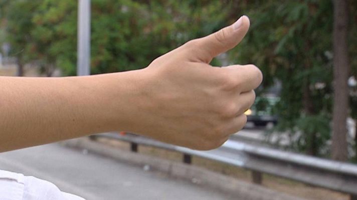 Telediario 1 - Hacer turismo en autostop, una práctica en vías de extinción