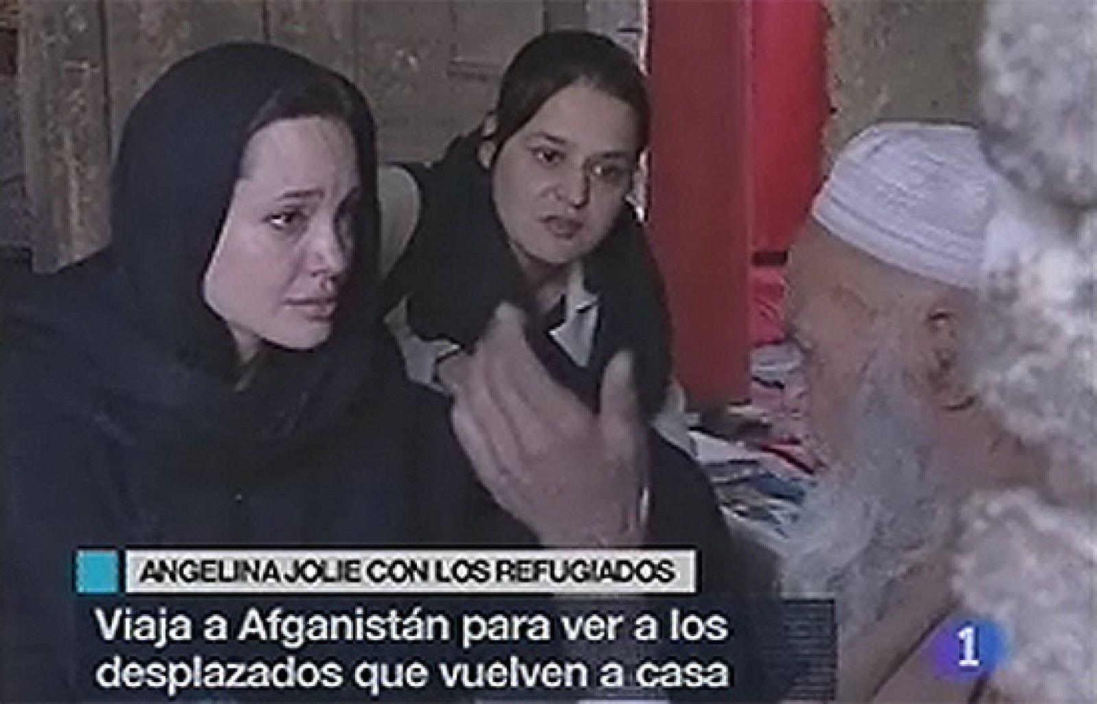 Angelina Jolie visita a los refugiados en Afganistán | Ver