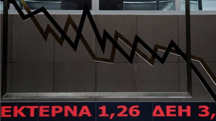 Telediario 1 - La Bolsa de Atenas llega a caer hasta un 22% en su primera sesión tras cinco semanas de cierre