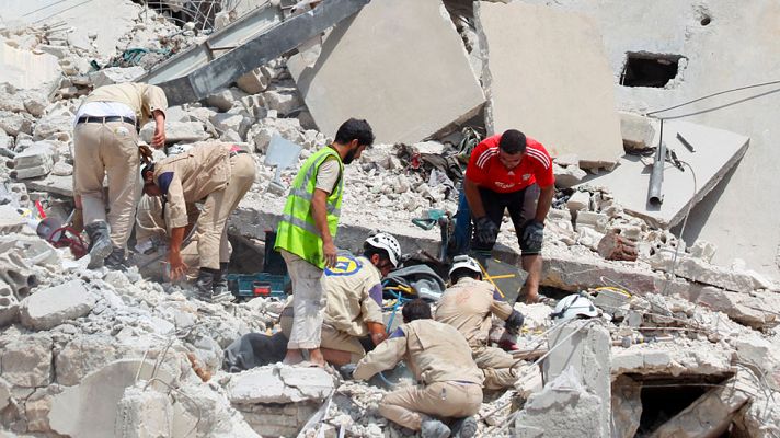 Telediario 1 - 17 personas mueren en Siria  al precipitarse un caza del régimen de Damasco sobre un mercado