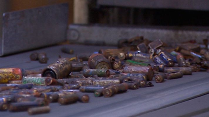 Telediario 1 - Cuatro de cada diez pilas se reciclan en España