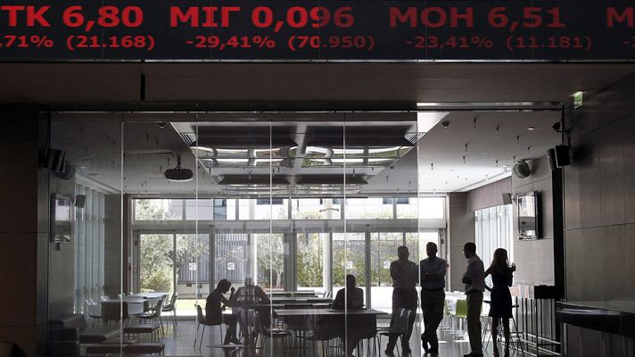 Telediario 1 - Lunes negro en la Bolsa de Atenas, que se desploma un 16,23%