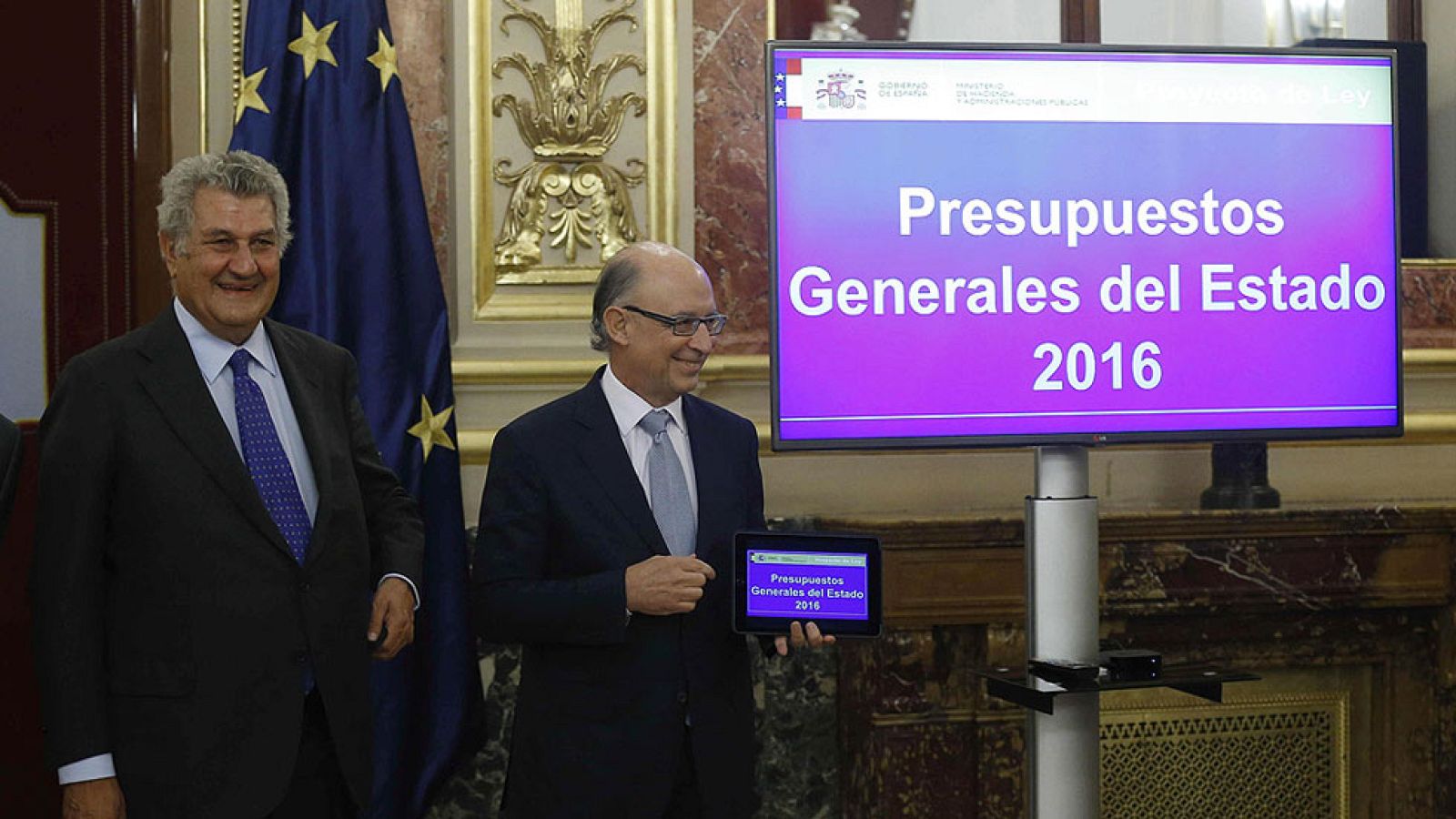 Montoro presenta en el Congreso los presupuestos como un "programa económico para la próxima legislatura"