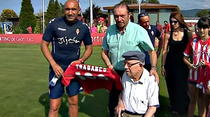 Telediario 1 - El socio número 1 del Sporting de Gijón cumple 100 años con su bufanda rojiblanca al cuello