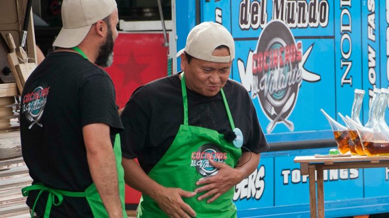 Cocineros al Volante - Ariel, un "hacha" bebiendo en porrón