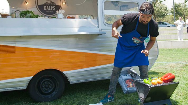 Cocineros al volante - Mirko se quema con la barbacoa