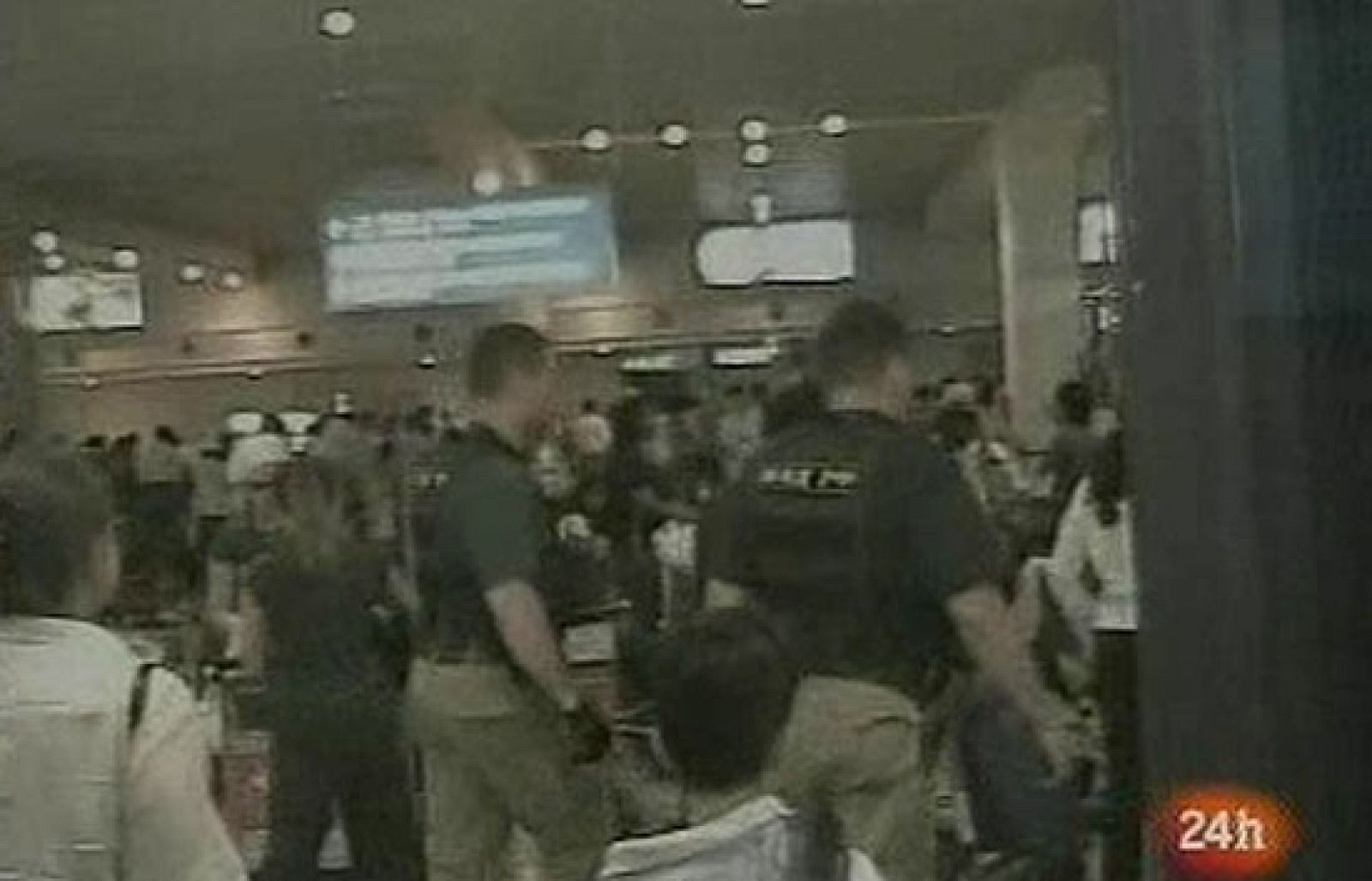 Susto de 135 pasajeros que volaban a bordo de un avión en Moscú. Un hombre amenazó con volar el avión si éste no se desviaba a Viena.