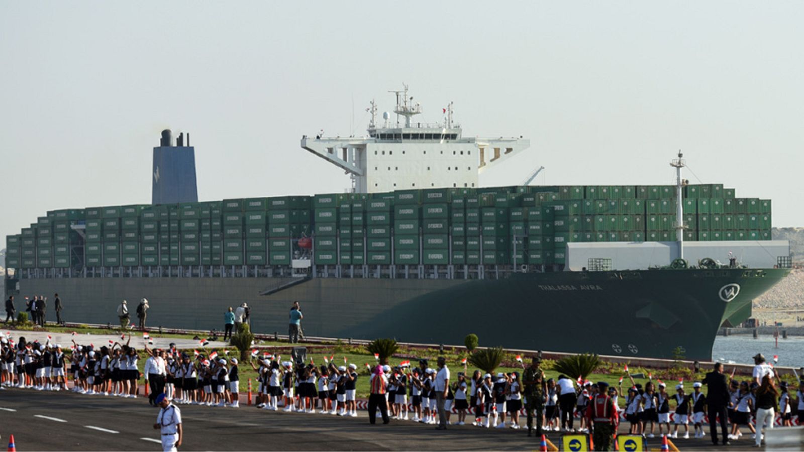 Por el Canal de Suez transita el 8% del comercio marítimo mundial