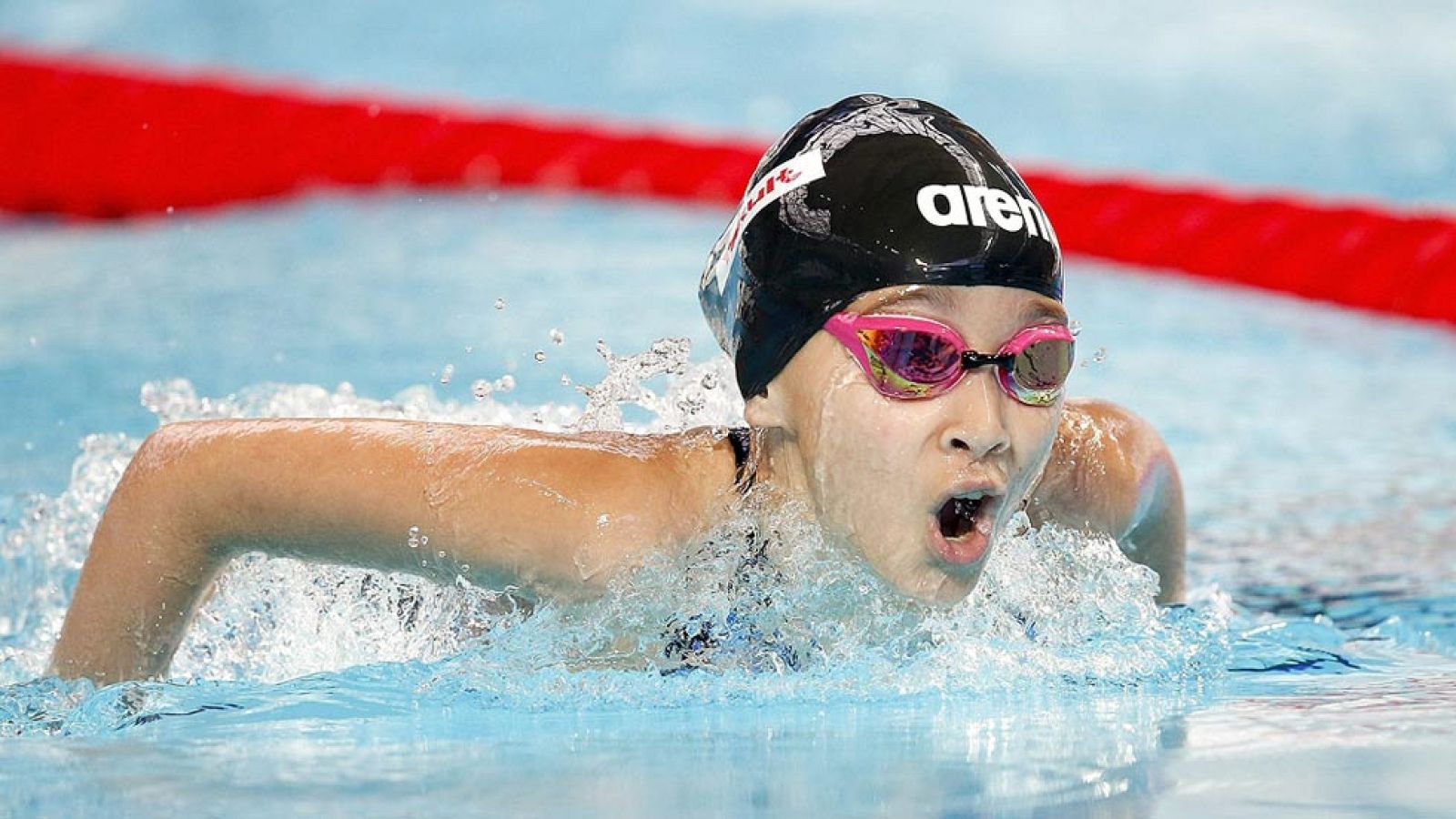 La joven Alzain Tareq compitiendo en los 50 mariposa