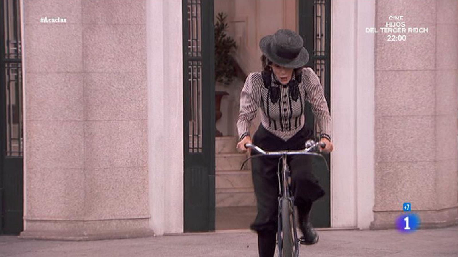 'Acacias 38' - Consuelo monta en bici delante de las vecinas