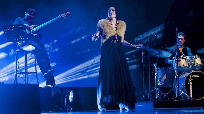 Telediario 1 - Luz Casal 'brilla' en el Festival de Peralada