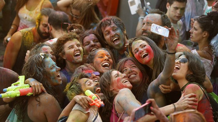 Telediario 1 - La Fiesta de los Monzones, una locura en las calles madrileñas con mucho color y mucha agua