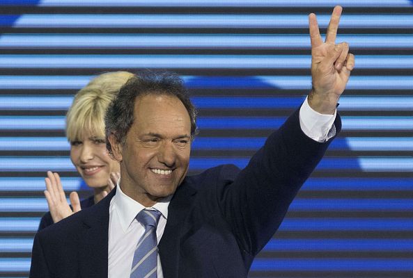 Telediario 1 - Scioli se impone al conservador Macri en las primarias celebradas en Argentina