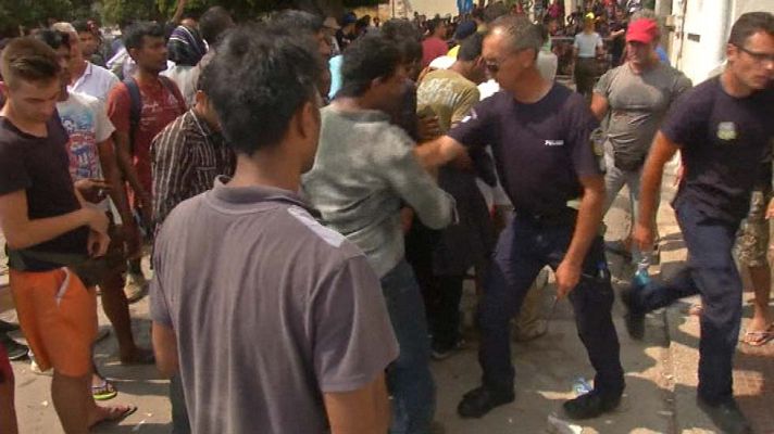 La tarde en 24h - Un policía griego amenaza con un cuchillo a inmigrantes