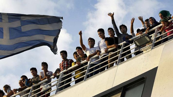 Telediario 1 - Siguen llegando miles de refugiados y migrantes a Europa