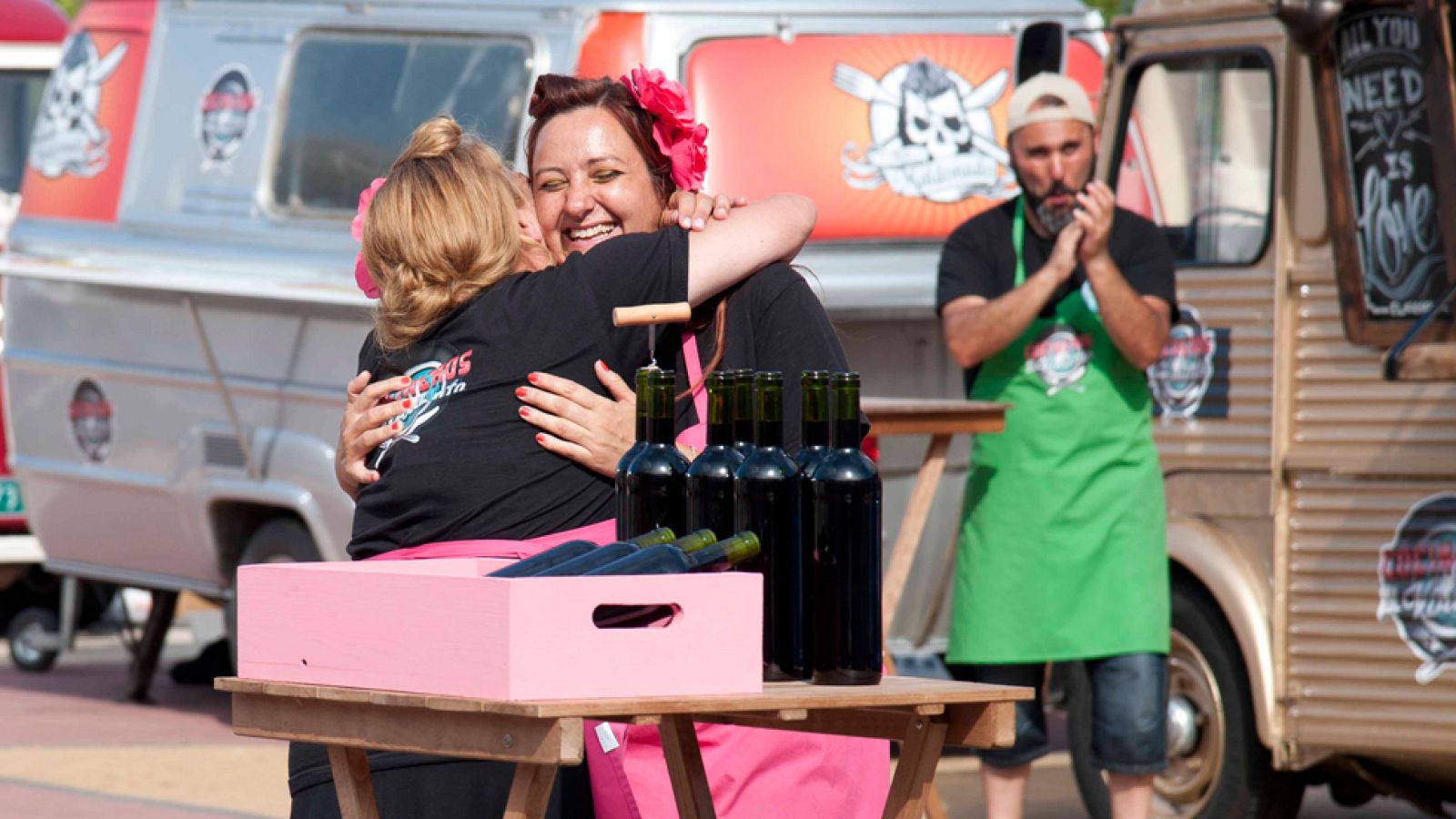 Cocineros al Volante - Xaro y sus "suspiros" descorchando botellas...