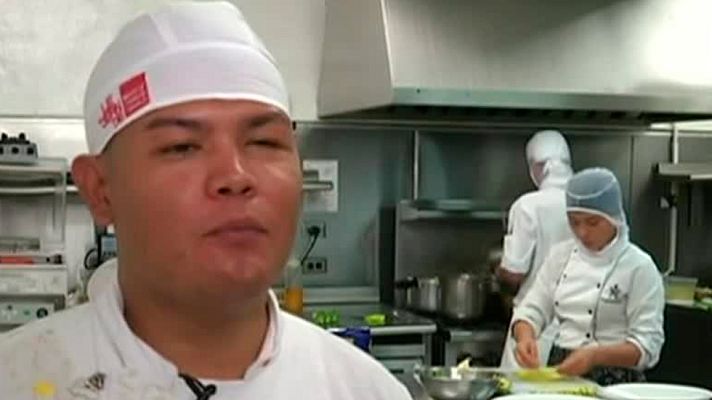 Telediario 1 - Exguerrilleros y exparamilitares colombianos cocinan juntos