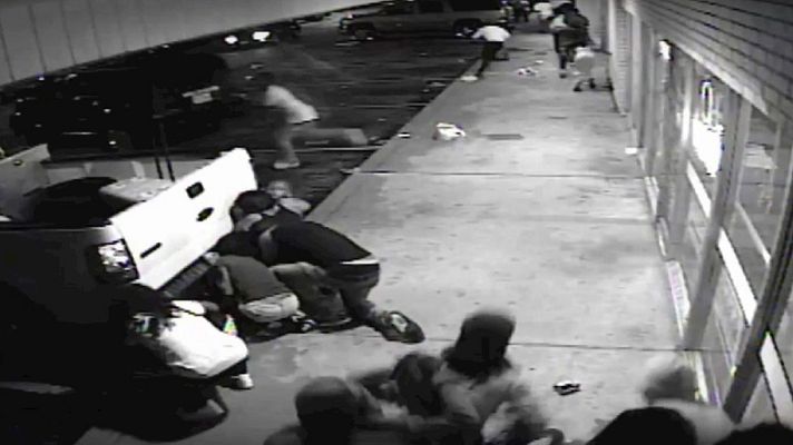 Telediario 1 - La policía de Ferguson hace pública una grabación en la que aparece el afroamericano herido portando un arma