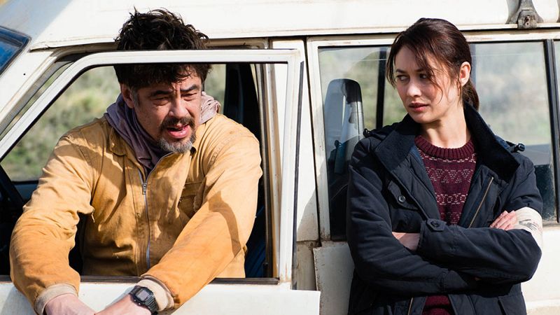 El reencuentro entre Benicio del Toro y Olga Kurylenko en 'Un día perfecto'