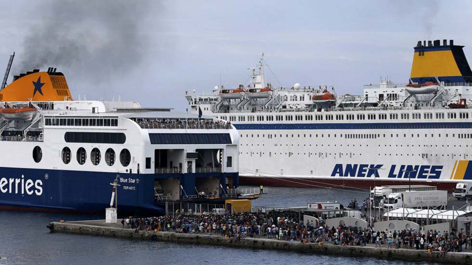 Un ferry servirá como centro de acogida temporal en la desbodada isla griega de Kos | Ver