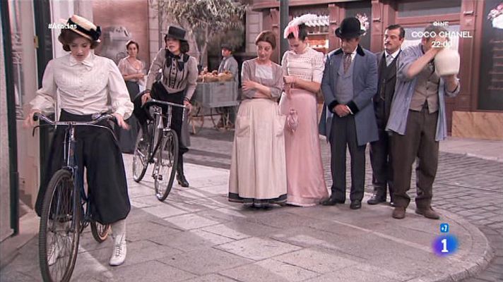 Acacias 38 - Celia monta en bicicleta con su madre