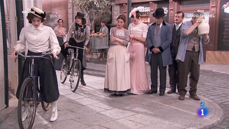 'Acacias 38' - Celia monta en bicicleta con su madre