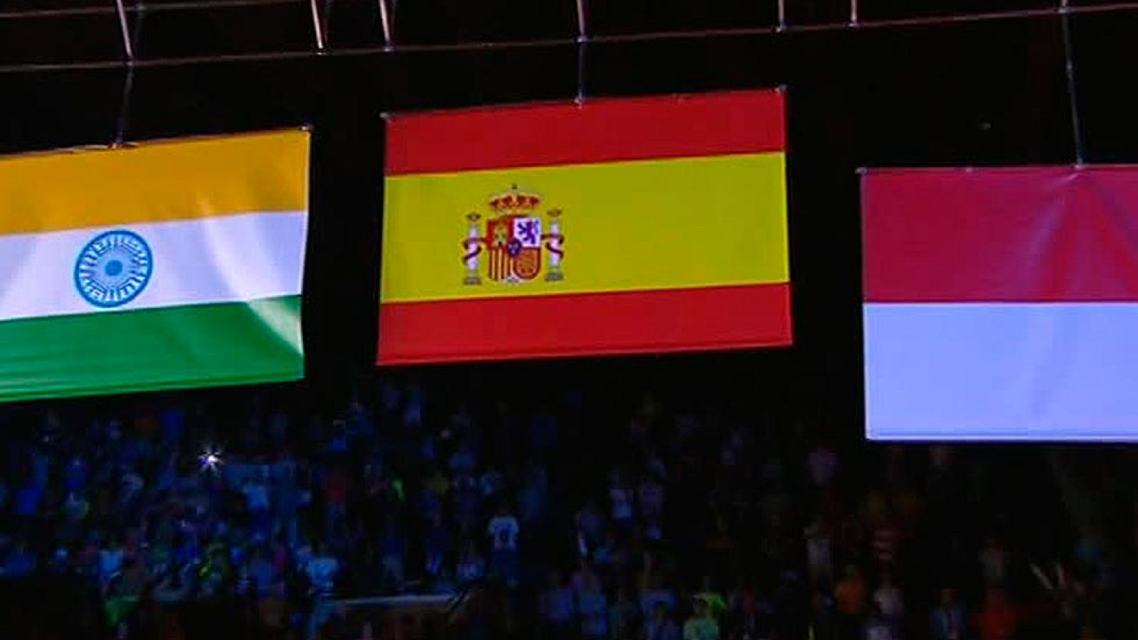 Carolina recogió su oro con el himno franquista de fondo