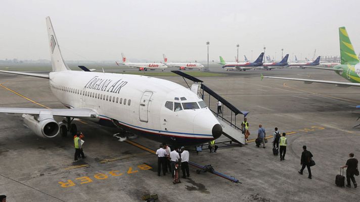 Telediario 1 - Un avión comercial con 54 personas a bordo ha desaparecido en Indonesia