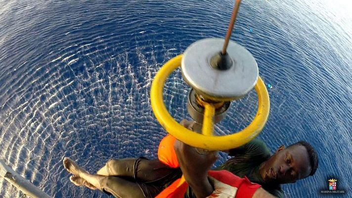 Telediario 1 - Otros 400 inmigrantes han sido rescatados en aguas de Libia y trasladados a Sicilia
