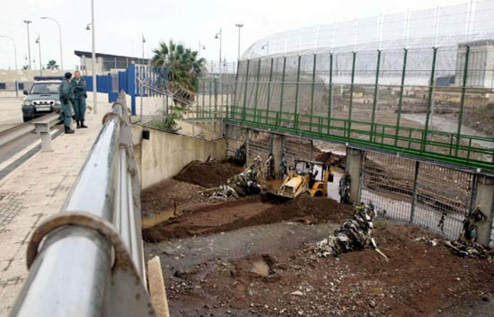 Las Fuerzas de Seguridad han conseguido interceptar a 30 de los inmigrantes que esta mañana han entrado en Melilla aprovechando que las compuertas de la valla del perímetro se encontraban abiertas como consecuencia de las lluvias.