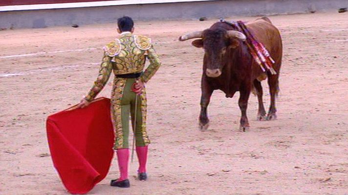 Telediario 1 - El torero Saúl Jiménez Fortes sufre una cornada en el cuello en la plaza de Vitigudino, en Salamanca
