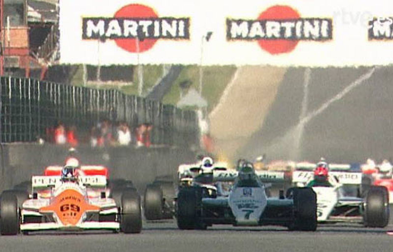 El Jarama revive las históricas carreras de Fórmula Uno de tiempo pasado. Marc Gené ha pilotado un Ferrari en el mítico circuito madrileño y ha marcado el récord de la pista.