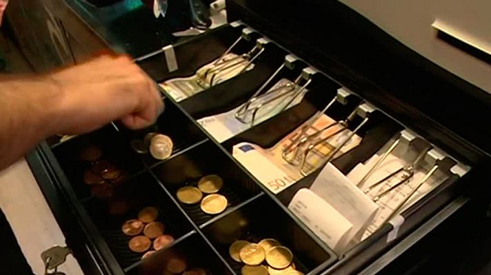 Telediario 1 - Los españoles hacen el 80% de los pagos en efectivo