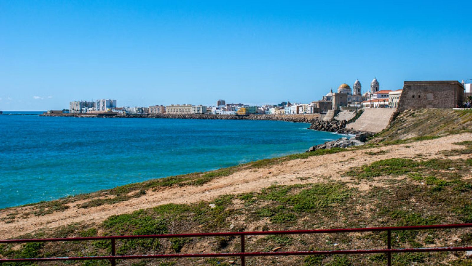 La Caleta, una playa singular llena de bingueras