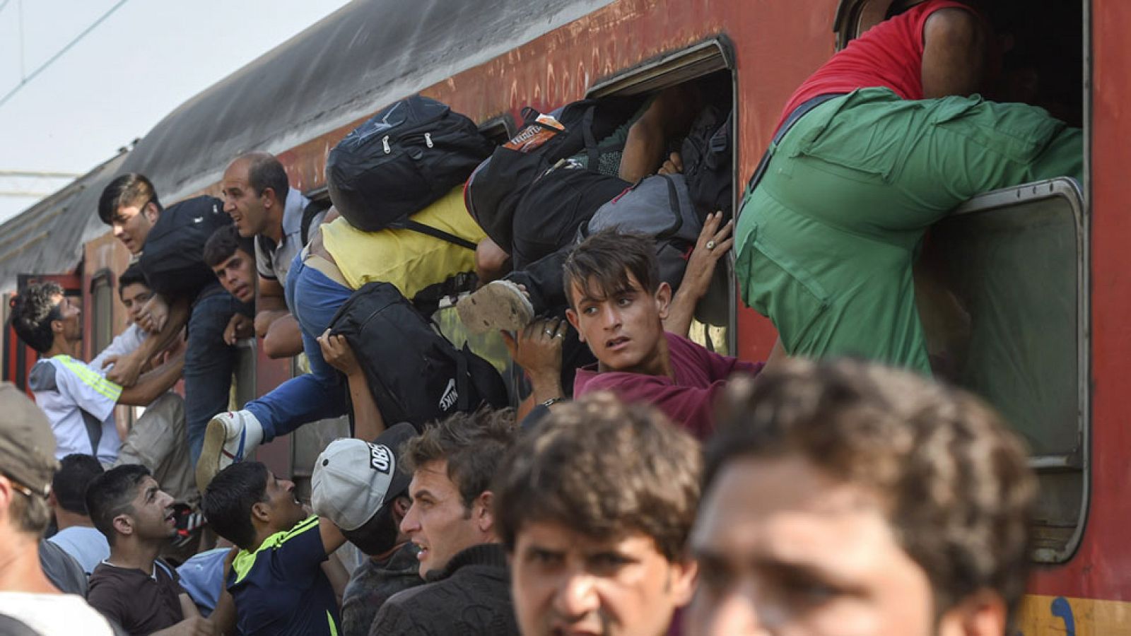 Miles de refugiados esperan un tren hacia Europa en la frontera entre Grecia y Macedonia