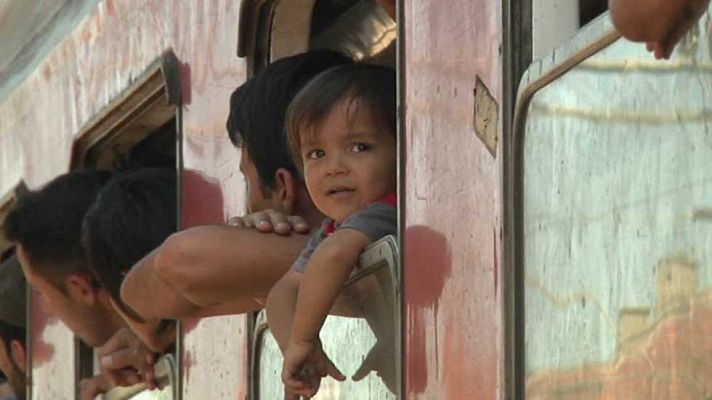 Telediario 1 - Miles de refugiados esperan un tren hacia el norte de Europa en la frontera entre Grecia y Macedonia