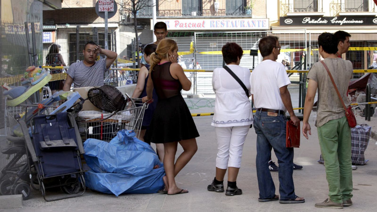 Los vecinos del edificio derrumbado en Tetuán vuelven a recoger sus cosas