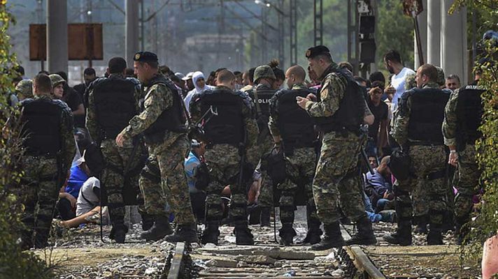 Telediario 1 - La policía de macedonia lanza gases lacrimógenos contra miles de personas en su frontera con Grecia