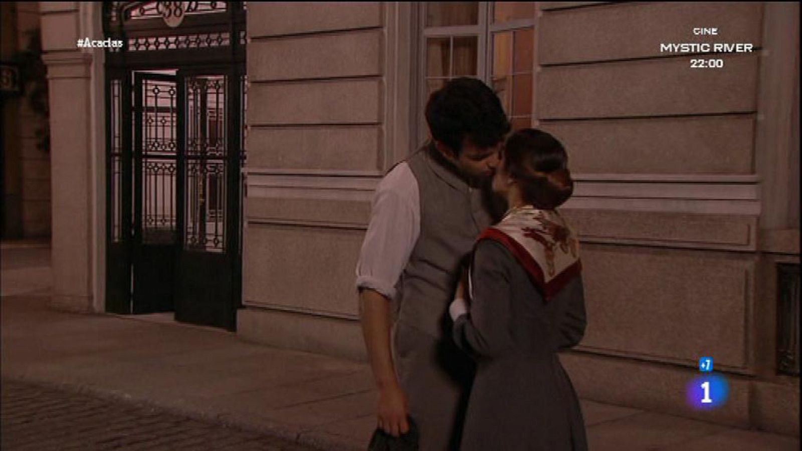 'Acacias 38' - Casilda y Pablo se besan