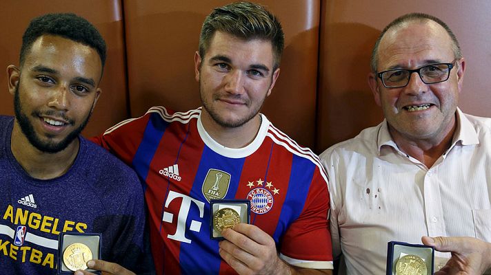 Telediario 1 - Varios pasajeros reducen a un terrorista armado en un tren lleno de viajeros