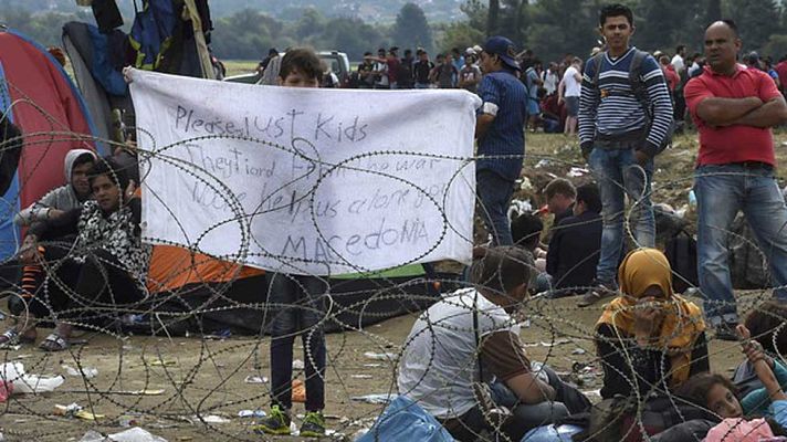 Telediario 1 - Cerca de 3.000 refugiados esperan en condiciones infrahumanas cruzar a Macedonia