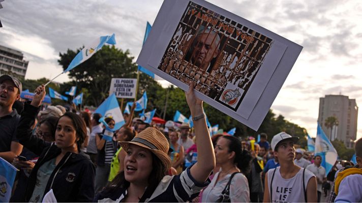 Informativo 24h - Los guatemaltecos protestan contra la corrupción y por la dimisión de su presidente